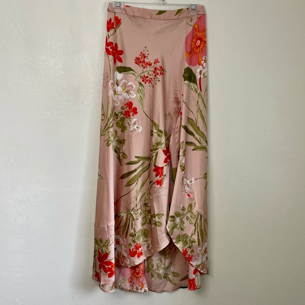 Beautiful light pink floral LuLus skirt. Size Small.